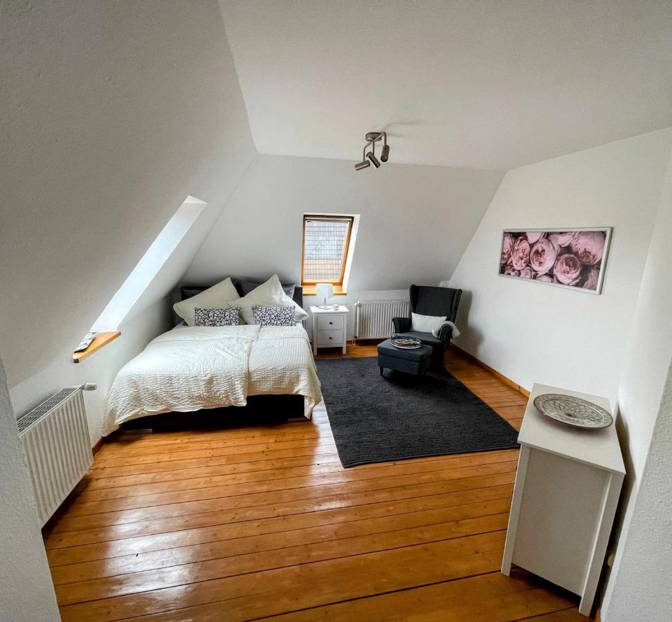 *To Hus* Wohnung Am Rande Von Jever Bagian luar foto